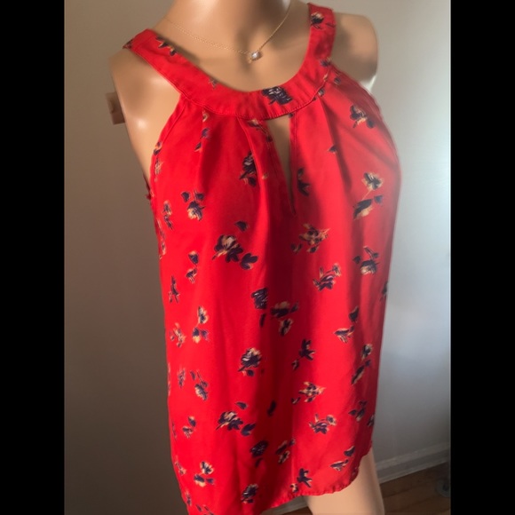 Red top with blue details - Picture 3 of 15